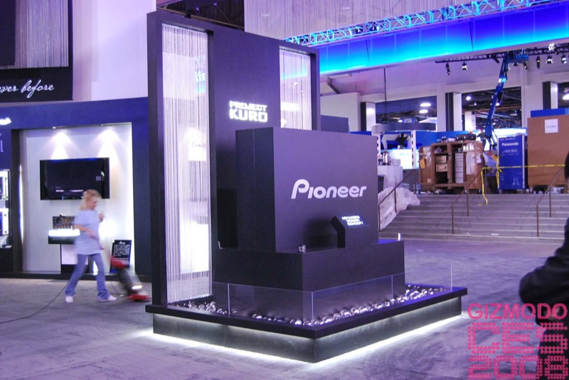 Illustration for article titled Pioneer 9mm-Thin Concept Plasma Ogled From All Angles